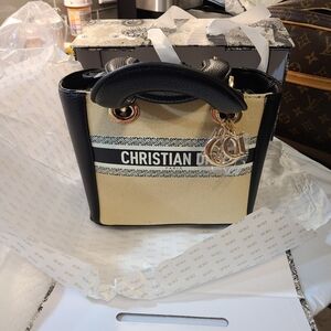 VIP GWP BEAUTY CROSSBODY. Fabric Rafia Trimmed In Pvc Handles..beautiful